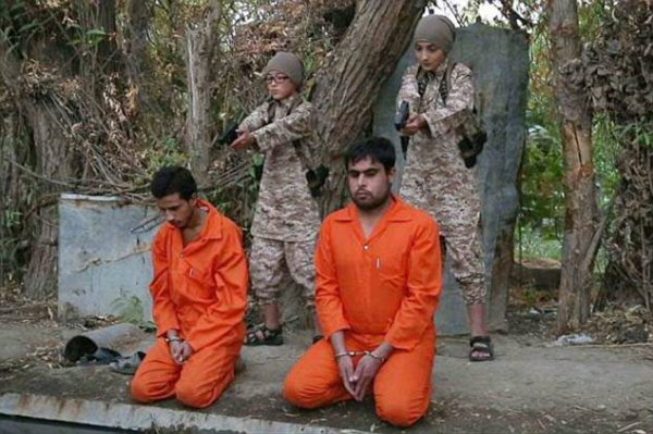 جنایت دیگری از داعش؛ استفاده از دو کودک برای اعدام زندانیان جاسوس