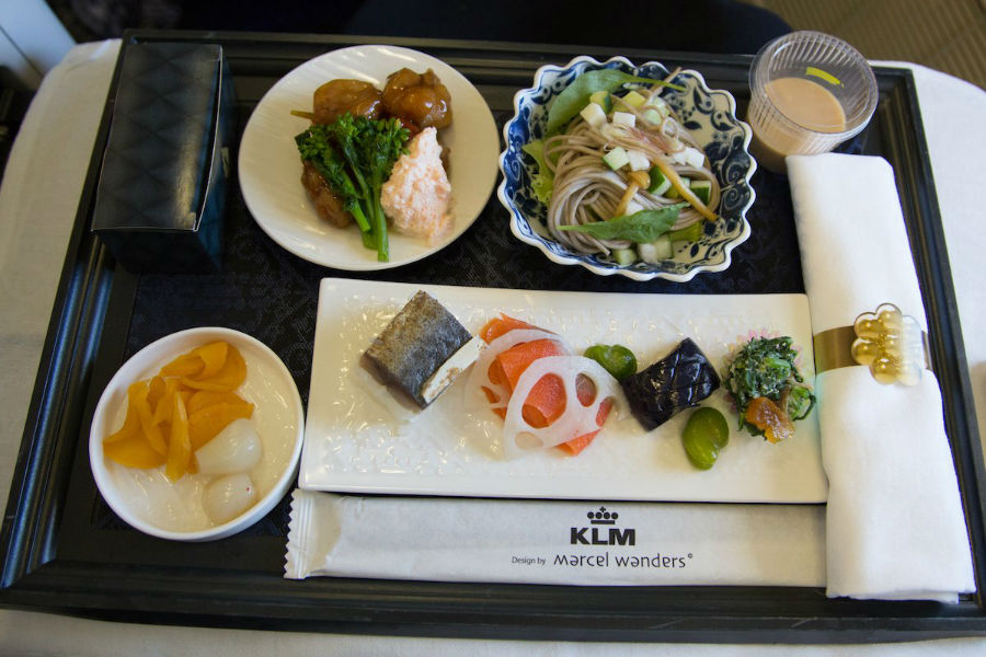 16. KLM غذاهای این خط هوائی برای بخش بیزینس بسیار کامل بوده و توسط آشپزهای مشهور تهیه و پخته می شوند و تمامی آنها شامل پیش غذا، غذای اصلی و دسر هستند و نوشیدنی موردعلاقه مسافر نیز در اختیار وی قرار داده می شود.