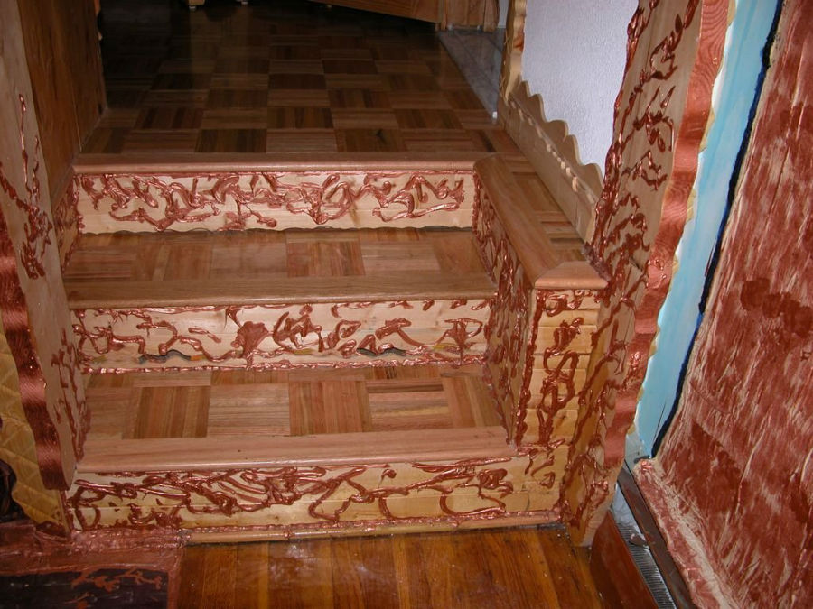 برای پله ها و دیوارها از رنگ های صورتی و مسی استفاده شده تا مثلا طرح دار شوند.