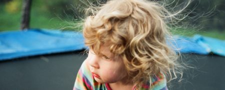 چرا هنگام لمس اشیا به ما شوک الکتریکی وارد می شود؟