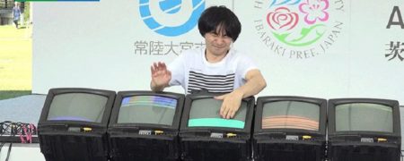 هنرمند خوشحال ژاپنی که با نمایشگرهای CRT طبل می نوازد [تماشا کنید]