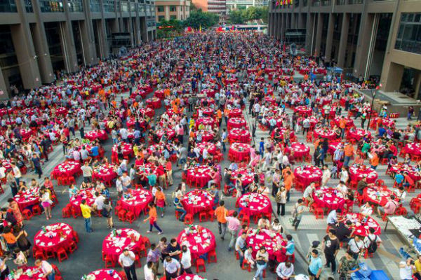 بزرگترین میهمانی «نقل مکان» جهان با حضور ۱۵۰۰۰ نفر روستایی در کشور چین برگزار شد [تماشا کنید]