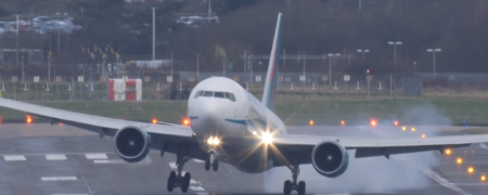 وقتی وزش شدید باد در فرود یک هواپیمای ایرباس اختلال ایجاد می کند [تماشا کنید]