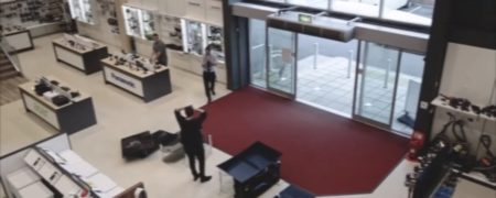 دست و پا چلفتی ترین مشتری دنیا و نابود شدن ۶۰۰۰ دلار تلویزیون توسط او [تماشا کنید]