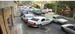 جنون در خیابان های تهران؛ راننده وانتی که با تمامی خودروهای یک کوچه تصادف کرد [تماشا کنید]