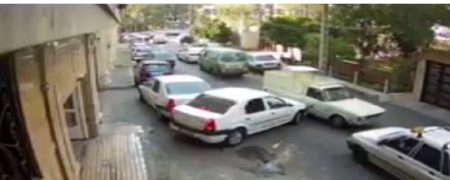 جنون در خیابان های تهران؛ راننده وانتی که با تمامی خودروهای یک کوچه تصادف کرد [تماشا کنید]