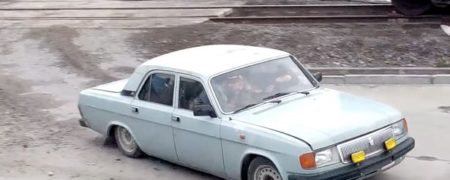 فقط در روسیه؛ فکر می کنید در یک اتومبیل چند کارگر می توانند جای بگیرند؟ [تماشا کنید]