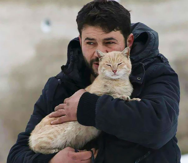 عشق مرد سوری به حیوانات در میان آتش  و خون