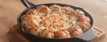 خوشمزه روز: دیپ پیتزای لقمه با سیر و پنیر [تماشا کنید]