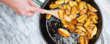 چگونه یک تابه چدنی را تمیز و آماده پخت و پز کنیم؟ [تماشا کنید]