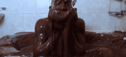 دوش گرفتن با طعم شکلات؛ فردی که با ۲۷۲ کیلوگرم نوتلا به حمام رفت [تماشا کنید]