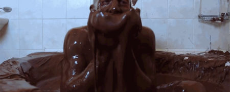 دوش گرفتن با طعم شکلات؛ فردی که با ۲۷۲ کیلوگرم نوتلا به حمام رفت [تماشا کنید]