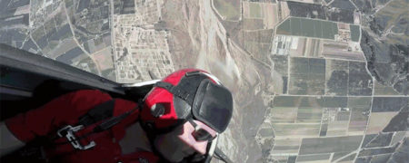 لذت تماشای یک مانور هوایی بی نظیر و دلهره آور از داخل کابین خلبان [تماشا کنید]