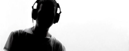 چرا دوست داریم موسیقی غمگین گوش کنیم؟