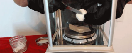 مردی که در مقابل دوربین و برای شهرت خوردن سیانور را امتحان کرد [تماشا کنید]