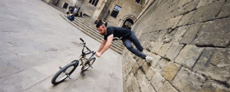 انجام حرکات خارق العاده و دیدنی با استفاده ترکیب مهارت های دوچرخه سواری و پارکور [تماشا کنید]