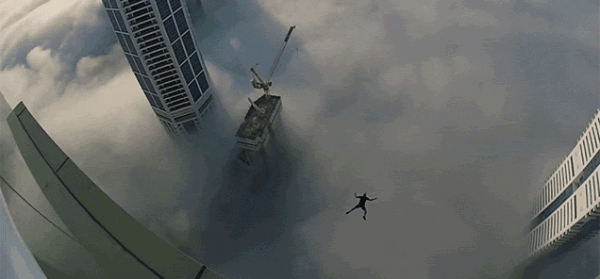 هیجان انگیز و خطرناک؛ پرش انسان از بالکن آسمان خراشی ۷۵ طبقه [تماشا کنید]
