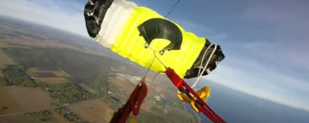 جدال با مرگ؛ واکنش یک چتر باز حرفه ای به باز نشدن چترش [تماشا کنید]