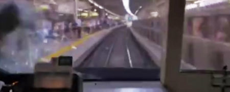 خودکشی دردناک مرد ژاپنی با پریدن در مقابل قطار [تماشا کنید]