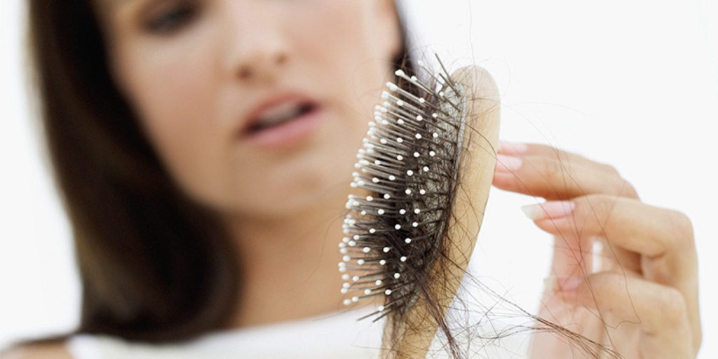 ۱۱ درمان خانگی برای توقف ریزش موها