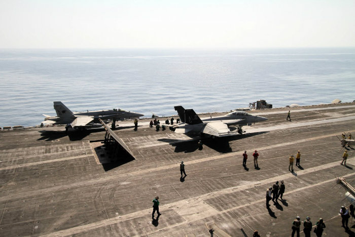 این تصویر از هواپیماهای «F/A-18» گرفته شده که قرار است در خلیج فارس گشت برنند.