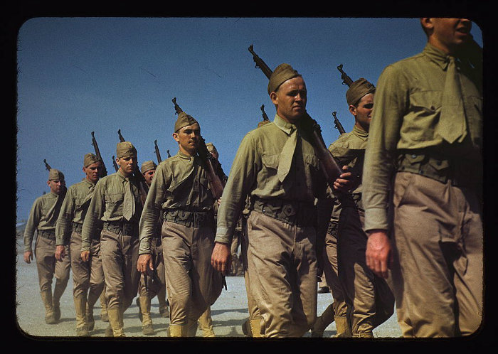تصاویر رنگی شده و خیره کننده ای که جنگ جهانی دوم را از زاویه ای متفاوت به تصویر می کشند