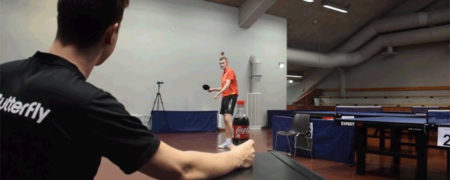 پینگ پنگ باز حرفه ای که با ضربه خارق العاده اش درب نوشابه را باز می کند [تماشا کنید]