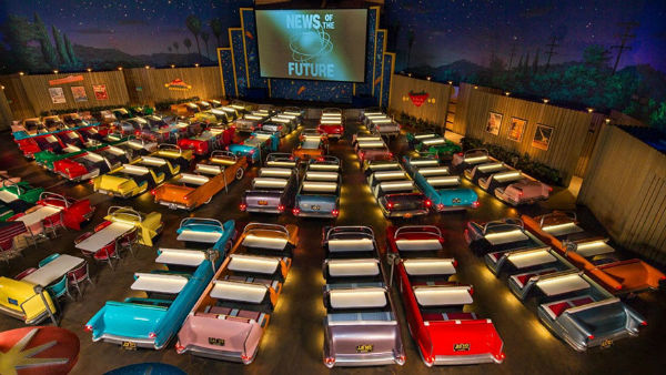 شما می توانید با مراجعه به رستوران سینمایی استودیوی دیسنی هالیوود، به تماشای فیلم های علمی-تخیلی قدیمی بنشینید و از شام خود لذت ببرید