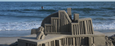 هنرمندی که به ساخت قلعه های شنی به سبک معماری بروتالیست علاقه فراوان دارد