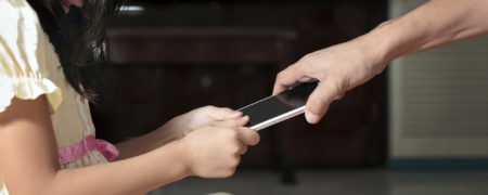 چگونه بدون باج دادن به فرزندانمان، آنها را از تلفن های همراهشان دور نگه داریم