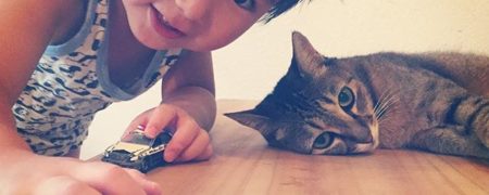 اکانت اینستاگرام جالبی که بزرگ شدن یک کودک در کنار گربه اش را به تصویر می کشد