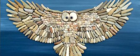 نگاهی به آثار هنرمندی که با سنگ های ساحلی، کلاژ می سازد