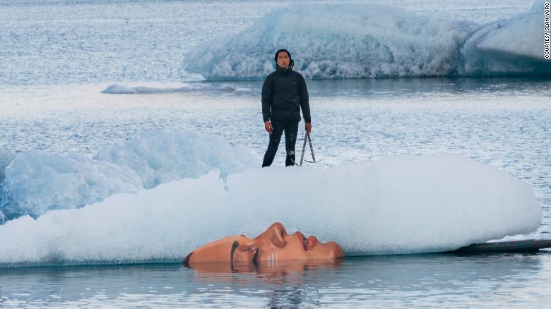 هنرمندی که پرتره هایی خارق العاده را روی یخ ها خلق می کند و ساعاتی بعد اثری از آنها باقی نمی ماند