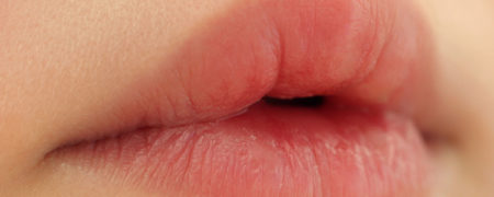 ۸ راهکار خانگی برای از بین بردن خشکی لب ها