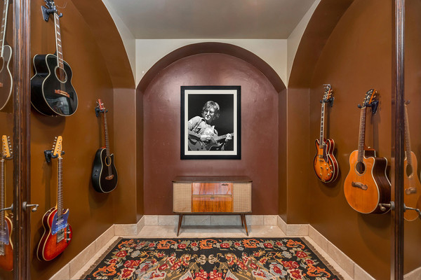 پدر مایلی سایرس یکی از اتاق های خانه را به نمایشگاه دائمی گیتارهای خود تبدیل کرده است.