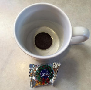 12- برای شیرین کردن قهوه بهتر است یک تکه شکلات کف فنجان بگذارید و سپس قهوه دم کرده را روی آن بریزید.