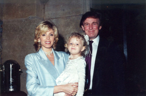 مارلا مپلس و همسرش دونالد ترامپ به همراه دخترشان تیفانی در پالم بیچ فلوریدا در سال 1996