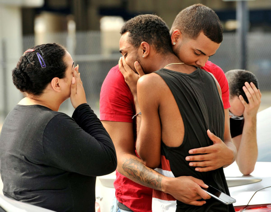 دوستان و اعضای خانواده در حال دلداری دادن و در آغوش کشیدن بازمانده های تیراندازی به باشگاه Pulse در اورلاندو که به کشته شدن 49 نفر منجر شد. 12 ژوئن
