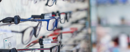 ۷ نشانه ای که به شما یادآوری می کنند باید در مورد شماره عینک تان تجدید نظر کنید