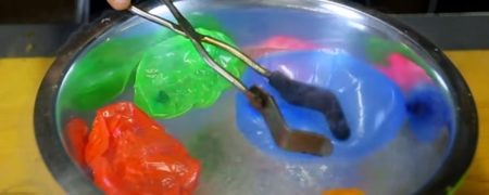 بادکنک ها هنگام قرارگیری در نیتروژن مایع چه واکنشی از خود نشان می دهند؟ [تماشا کنید]