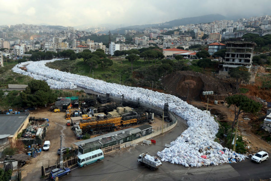 نمایی از زباله های بسته بندی شده در Jdeideh در بیروت پس از لغو برنامه صادرات زباله به روسیه توسط دولت لبنان، این زباله که در طول 6 ماه انباشت شده بودند در روز 23 فوریه 2016 در یکی از خیابان های این شهر تخلیه شدند.