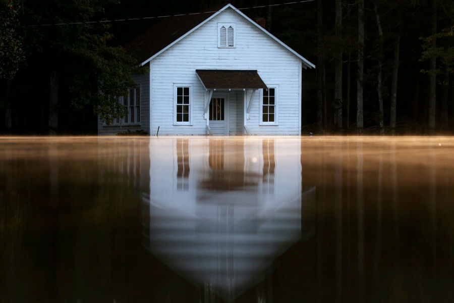 تصویر یک خانه شناور پس از طوفان متیو در لومبرتون کارولینای شمالی - 11 اکتبر