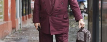 پیرمرد ۸۶ ساله خوش تیپی که هر روز با لباسی جدید به محل کار خود می رود