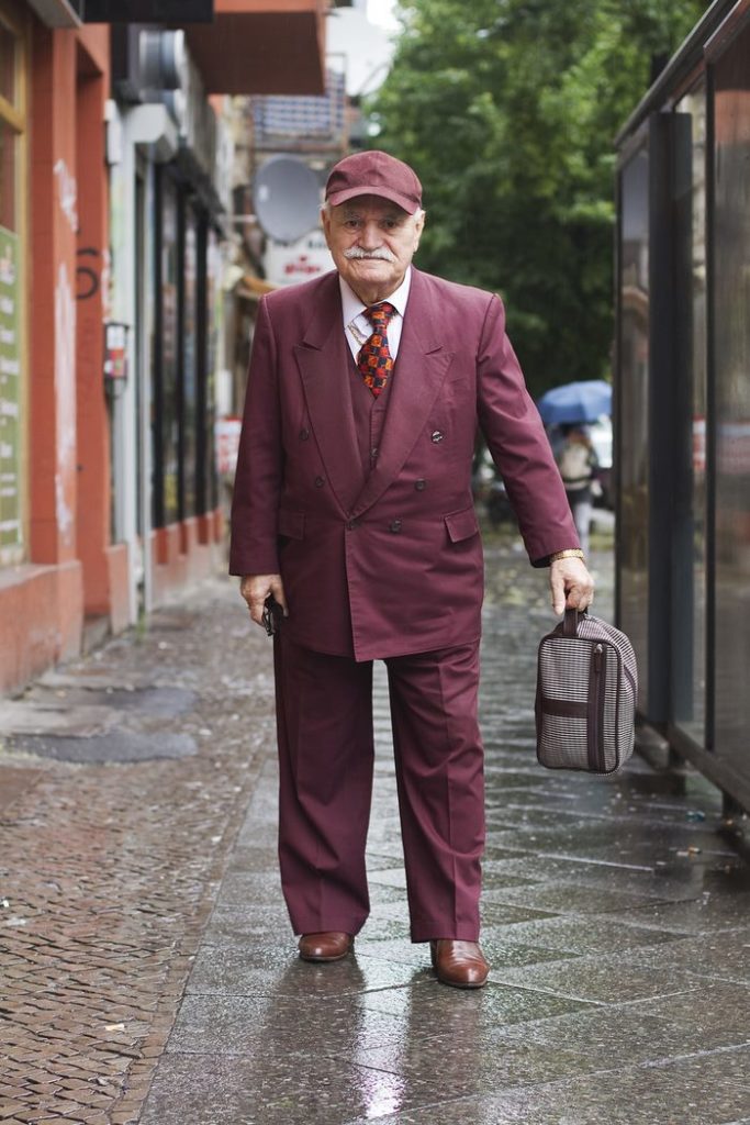 پیرمرد ۸۶ ساله خوش تیپی که هر روز با لباسی جدید به محل کار خود می رود