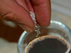 4- اگر قهوه شما زیادی تلخ است، به اندازه نوک انگشت نمک به آن اضافه کنید.