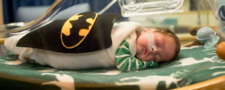 اقدام جالب پرستاران برای پوشاندن لباس هایی با طرح ابرقهرمان ها به تن نوزادان نارس