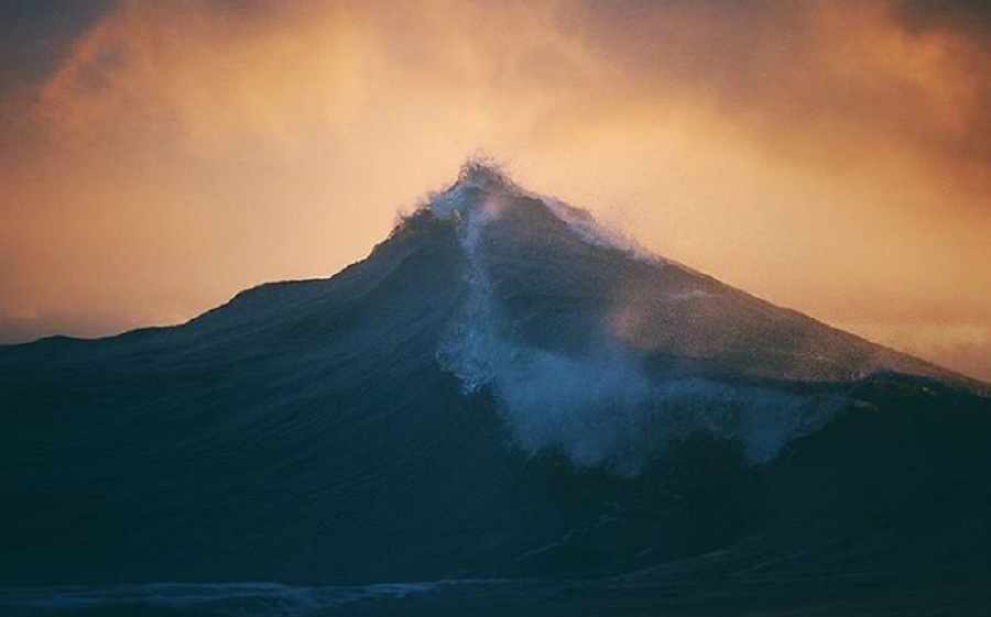 عکس های فوق العاده زیبا از امواج اقیانوس که همانند کوه دیده می شوند