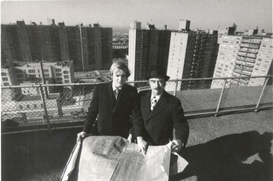 دونالد ترامپ و پدرش فرد در سال 1973 در «ترامپ ویلج». این آخرین پروژه فِرِد در بروکلین محسوب می شود.