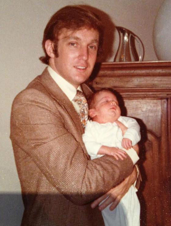 ترامپ پسرش را در سال1978 میلادی در آغوش گرفته