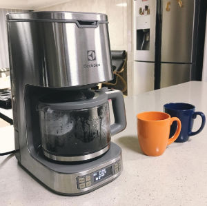 9- ماگ یا فنجان های خود را نزدیک دستگاه قهوه ساز قرار دهید تا هنگام دم کشیدن قهوه، آنها نیز گرم شوند. یا می توانید با آب داغ و خالی کردنش، لیوان ها را پیش از ریختن قهوه، گرم کنید.